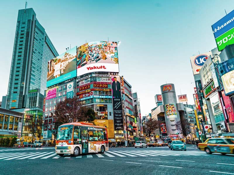 Shibuya Crossing am Abend in Tokio