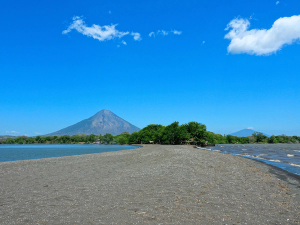 Die Vulkane von Ometepe mit Strand und Meer