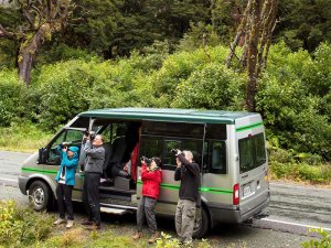 Familie mit einem Van unterwegs in Neuseeland