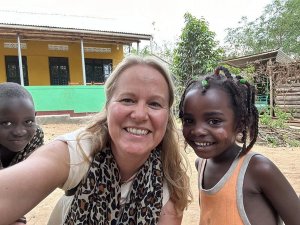 Uganda Selfie von Reisender mit einheimischen Kind