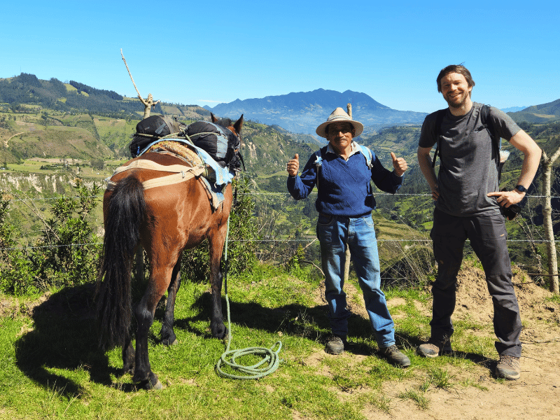 Reisender und Guide beim Quilotoa Trekking