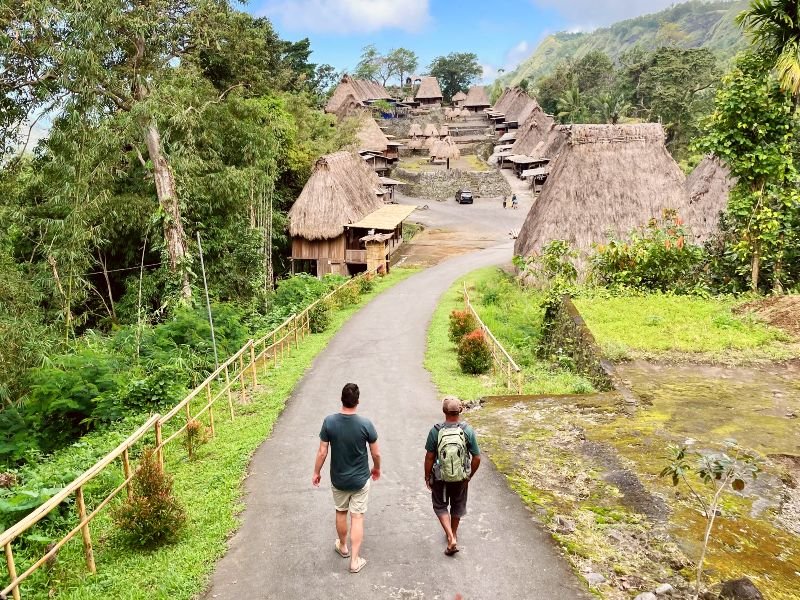 https://cdn.erlebe.de/wp-content/uploads/sites/33/2024/07/Indonesia-Flores-local-village-guide.jpg
