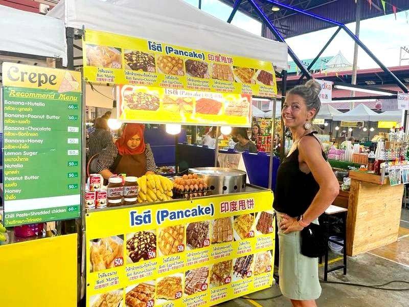 Reisende auf dem Foodmarkt in Chiang Mai in Thailand