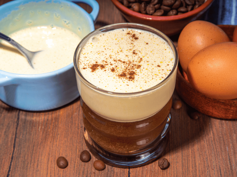 Vietnamesischer Egg Coffee und die dafür benötigten Zutaten