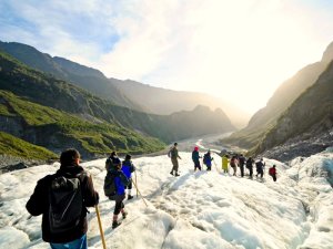Gruppe bei Gletscherwanderung am Fox Gletscher in Neuseeland.