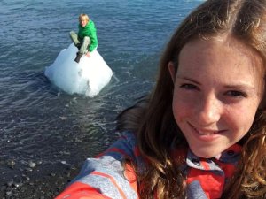Mädchen und Junge in Island