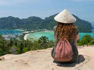 Tourist am Aussichtspunk auf Koh Phi Phi, Thailand