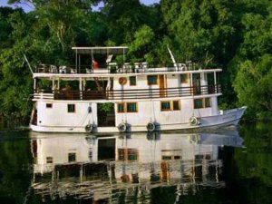 Kreuzfahrtschiff auf dem Amazonas