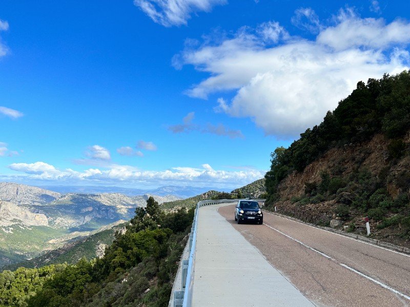 Mit dem Mietwagen auf der Küstenroute in Sardinien