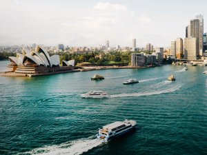 Sydney Harbour mit dem Opera House, Fähren, einem Kreuzfahrtschiff und der Skyline der Stadt in Australien