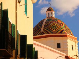 Bunte Kirche in Alghero, Sardinien