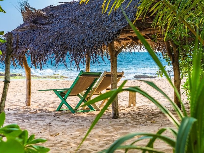 Stuehle am Strand in Tangalle in Sri Lanka
