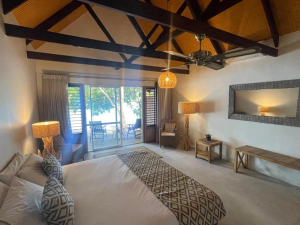 Großes Bett im Hotelzimmer in Tonga