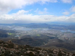 Panoramablick von einem felsigen Berggipfel in Australien auf eine Stadt an einer Bucht
