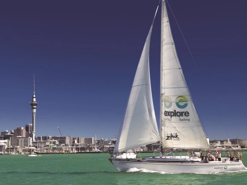 Segelyacht im Hafen von Auckland