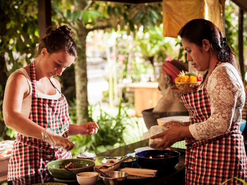 Kochkurs mit der Gastfamilie im balinesischen Dorf, Indonesien