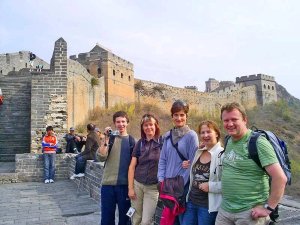 Familie auf der chinesischen Mauer nahe Peking in China