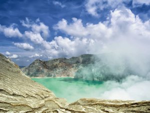Vulkankratersee im Ijen Vulkan und massive Rauchproduktion auf Java