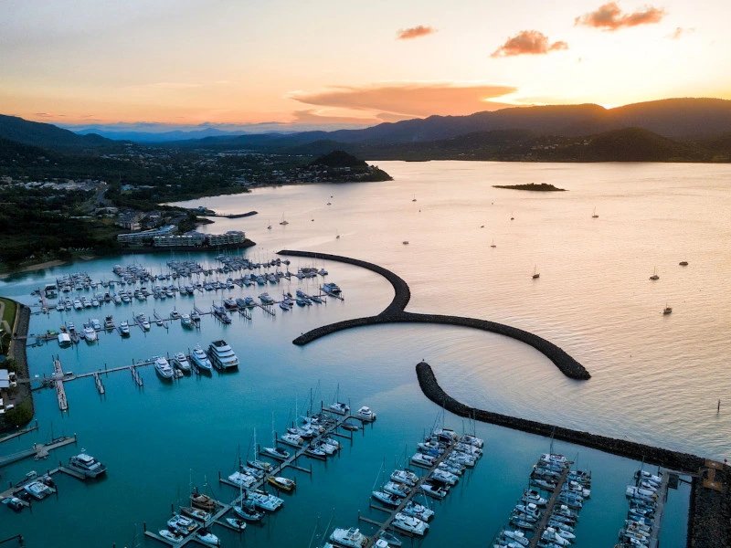 Sonnenuntergang am Hafen von Airlie Beach in Australien