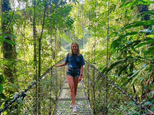 Frau auf Hängebrücken in Costa Rica