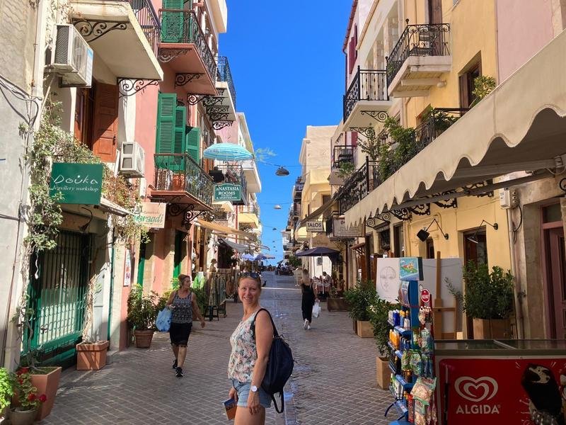 Touristin beim Spaziergang durch Chania auf Kreta