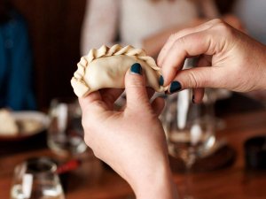 Empanadas werden zubereitet