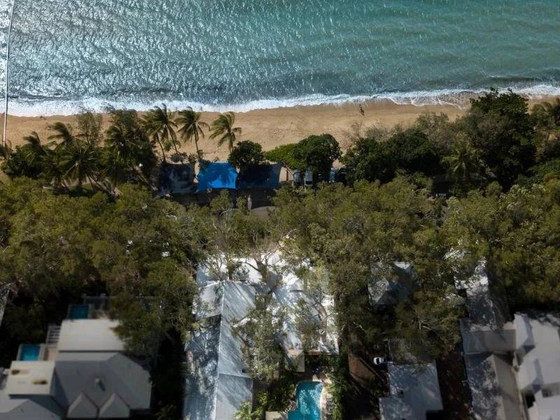 Aufnahme von Meer und Strand in Palm Cove aus der Vogelperspektive, Australien