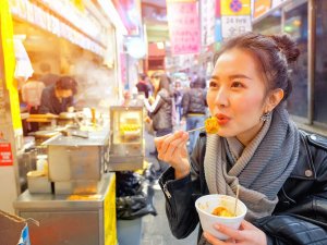 Einheimische isst lokale Snacks in Hong Kong