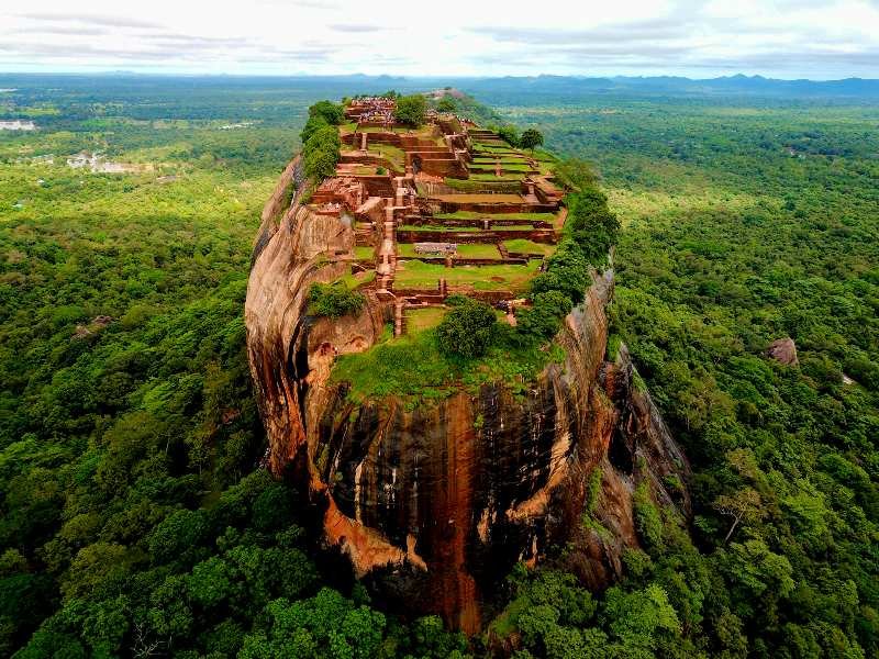 Blick von oben auf den Sigiriya Felsen in Sri Lanka