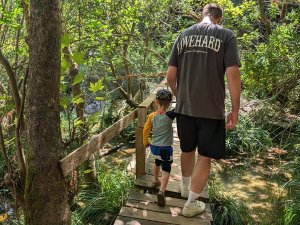 Wanderung zu den Wasserfällen von Polylimnio in Griechenland