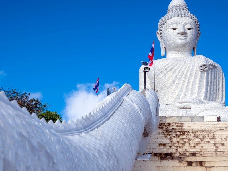 Weißer Buddha auf Phuket in Thailand