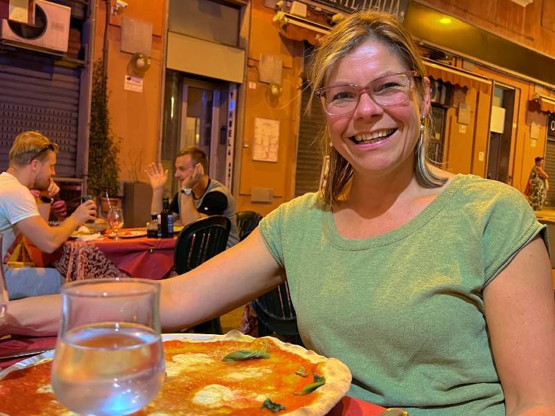 Reisende beim Pizza essen den Gassen Italiens