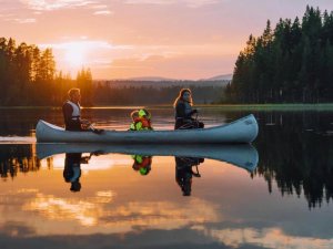 Kanufahren in der Abendsonne in Schweden