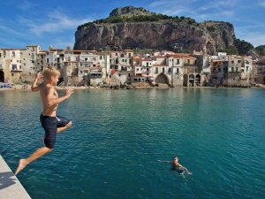 Junge springt ins Wasser auf Sizilien