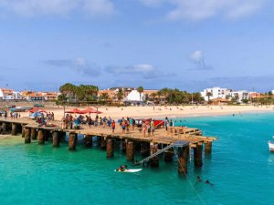 Steg mit Menschen am Strand Santa Maria auf den Kapverden