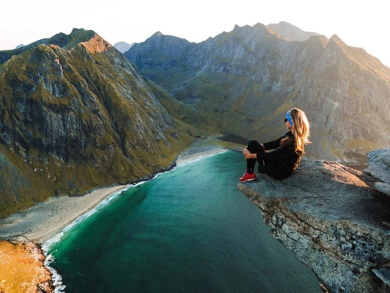 Auf der Klippe mit Blick auf die Lofoten in Norwegen