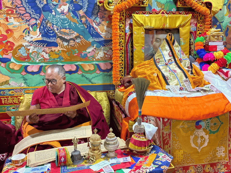 Mönch in einem Kloster in Tibet