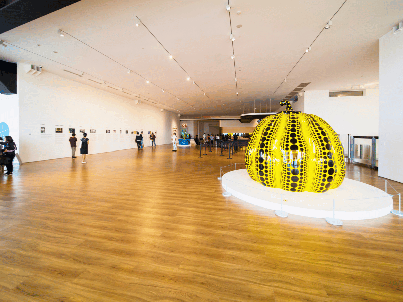 großer gelber Kürbis innerhalb eines Kunstmuseums auf Naoshima in Japan