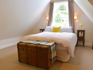 Bett in hellem Zimmer in Akaroa in Neuseeland