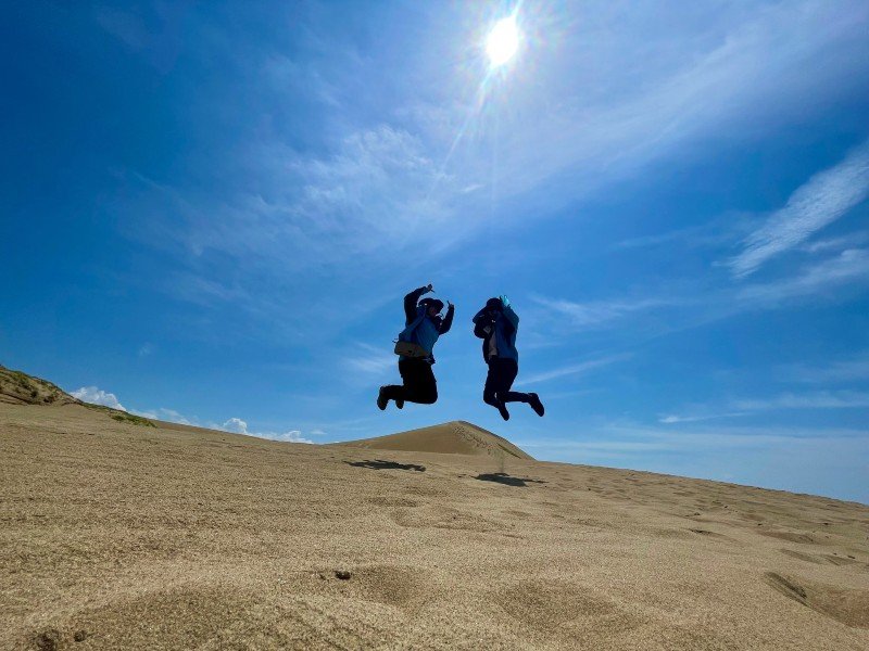 Kinder in den Sanddünen von Tottori