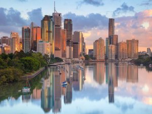 Skyline von Brisbane spiegelt sich im glatten Wasser in Australien.