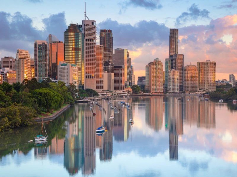 Skyline von Brisbane spiegelt sich im glatten Wasser in Australien.
