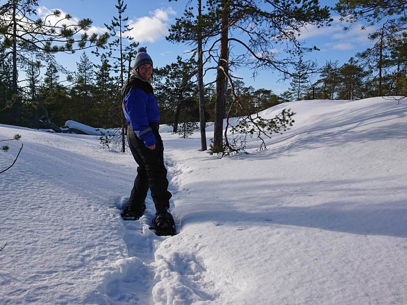 Reisende bei Schneeschuhwanderung in Lappland