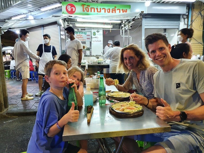 Familie isst an einer Garküche in Bangkok, Thailand