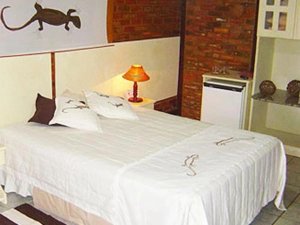 Doppelbett mit Eidechsen Dekoration im Zimmer