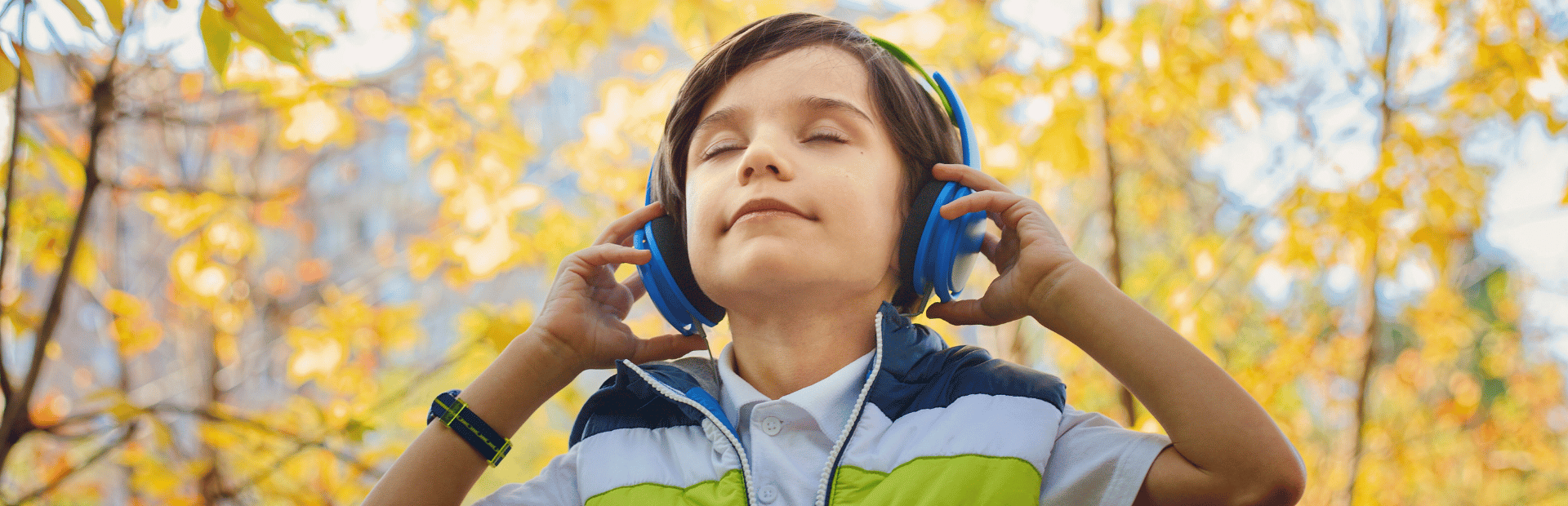 Junge hört Musik