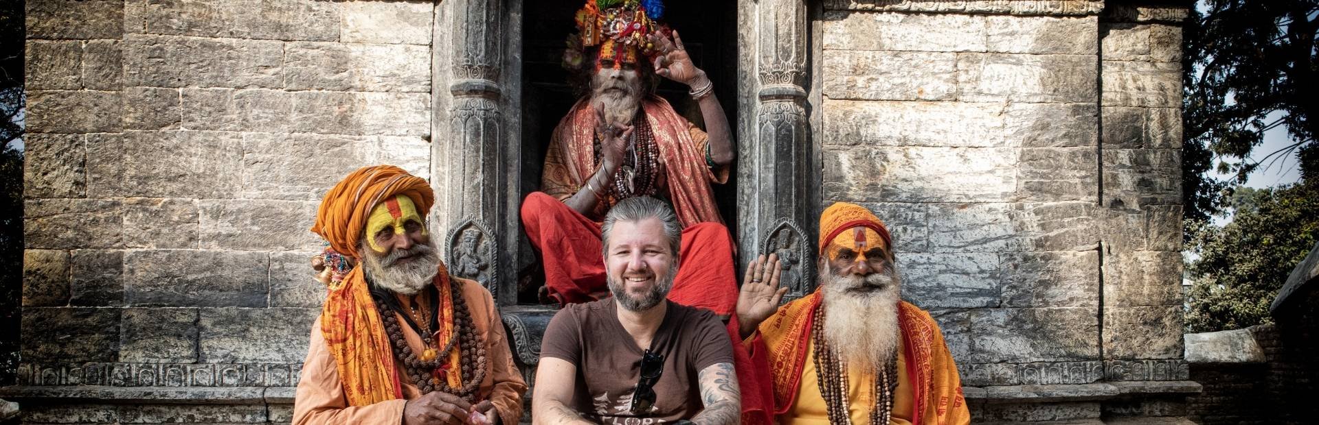 Brahmanen vor einem Tempel in Nepal