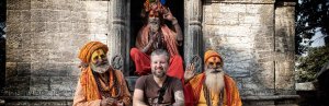 Brahmanen vor einem Tempel in Nepal