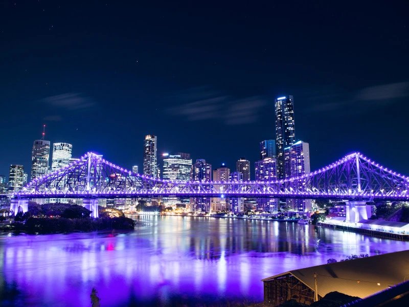 Hell erleuchtete Skyline und Brücke. Brisbane, Australien