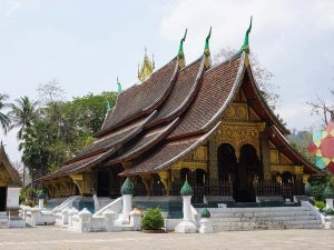 Der Wat Xieng Thong in Luang Prabang in Laos